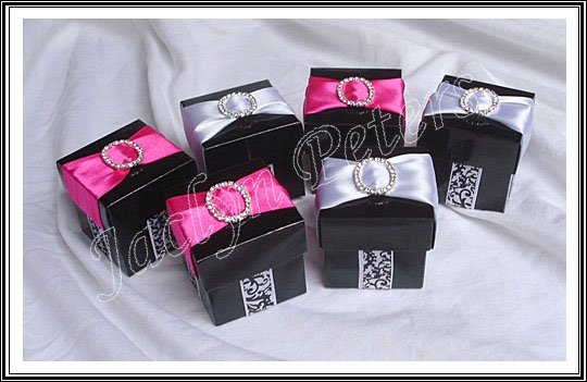 boite a dragee cube noir, ruban de strass mariage, ruban de satin avec boucle de strass, idees cadeaux invites mariage fuchia et noir